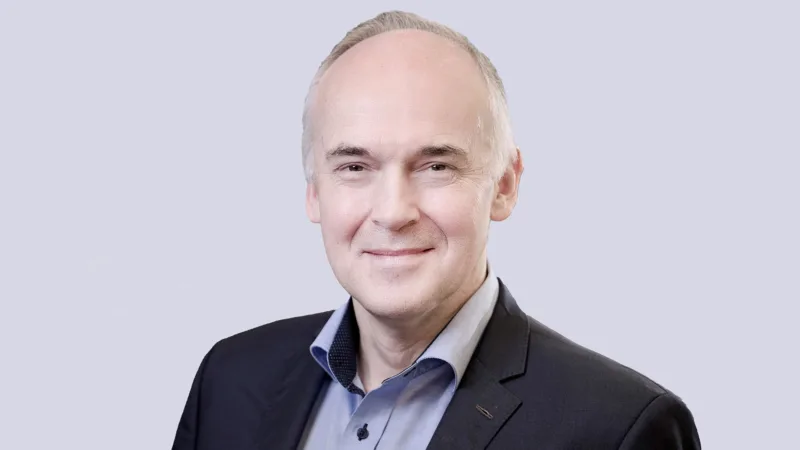 Portrait of a man in a suit.