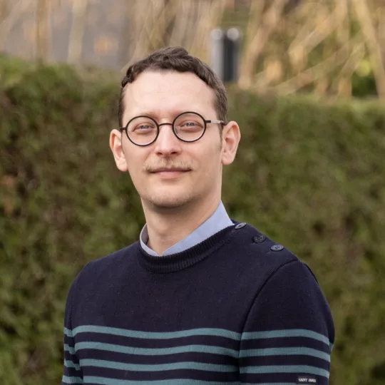 Porträt eines Mannes mit Brillen