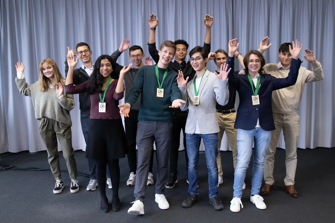 Finalistinnen und Finalisten der Schweizer Wirtschafts-Olympiade 2022, darunter Adrien Zaradez (Goldmedaille), Bild: YES