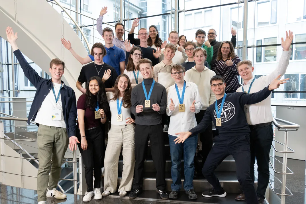 Gruppenfoto des nationalen Finales der Schweizer Wirtschafts-Olympiade 2025, mitorganisiert von Adrien Zaradez, Bild: YES