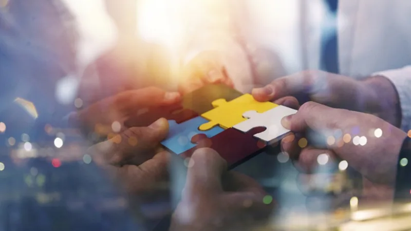 Hände die ein Puzzle halten