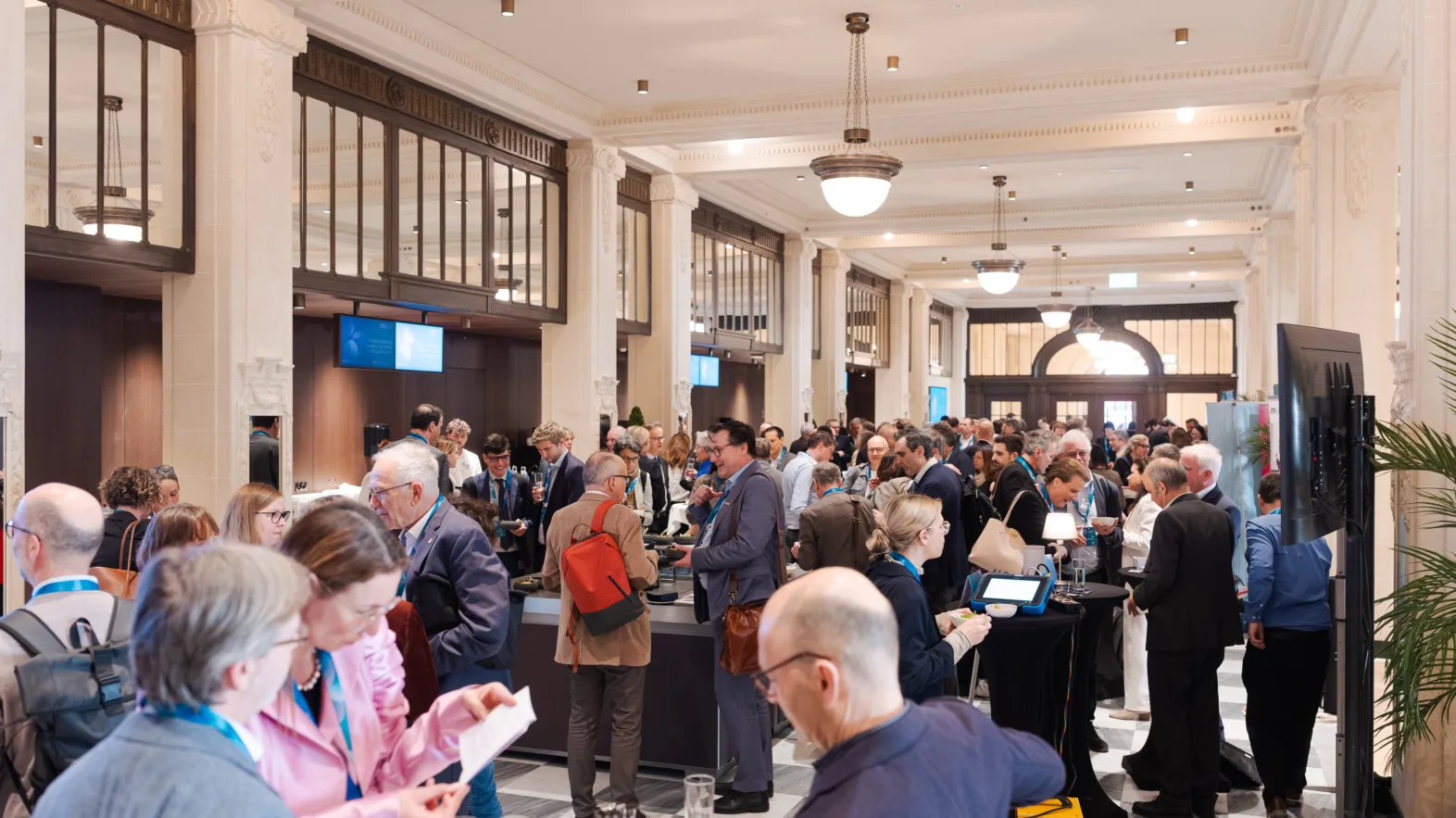 Ein Gang voller Menschen.