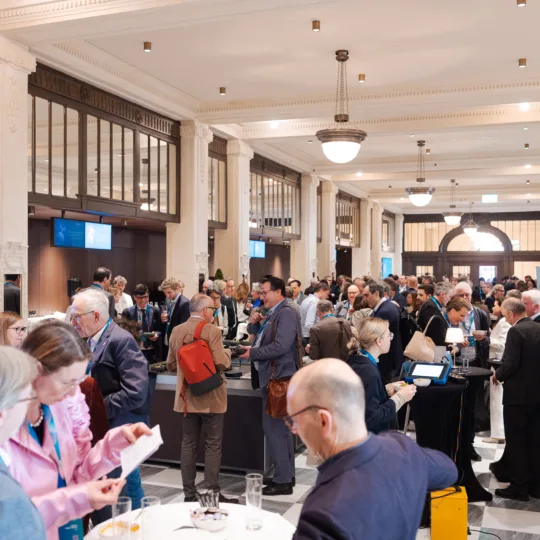 Ein Gang voller Menschen.