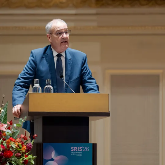 Ein Mann im Anzug hinter einem Rednerpult.