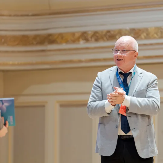 Eine Frau und ein Mann im Gespräch auf einer Bühne.