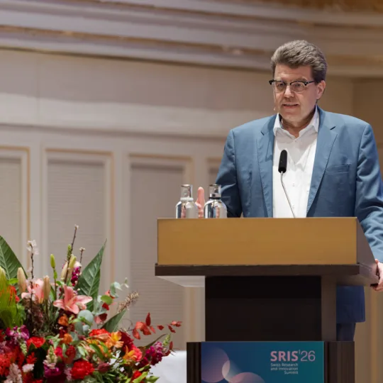 Ein Mann hält eine Rede.