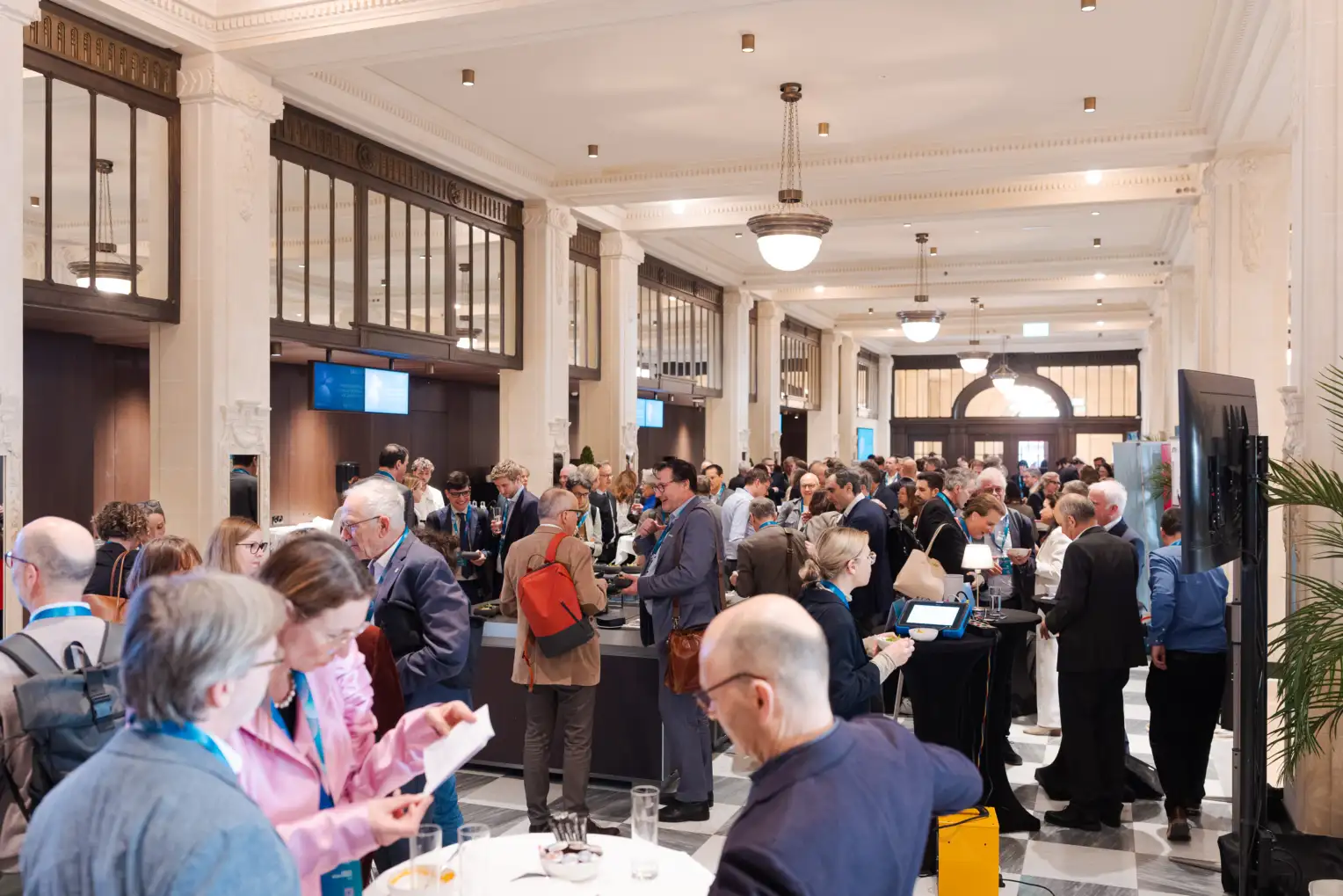 Ein Gang voller Menschen.