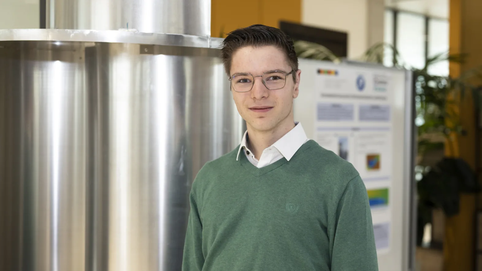 Porträt eines jungen Mannes mit Brillen