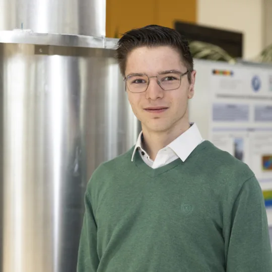 Porträt eines jungen Mannes mit Brillen