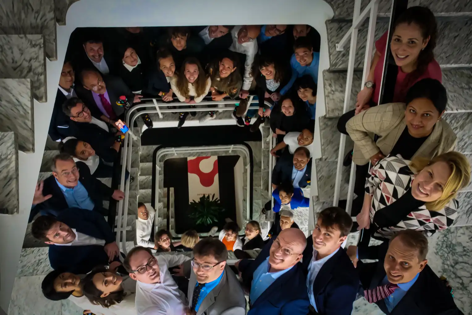 Ein Gruppenfoto in einem Treppenhaus.
