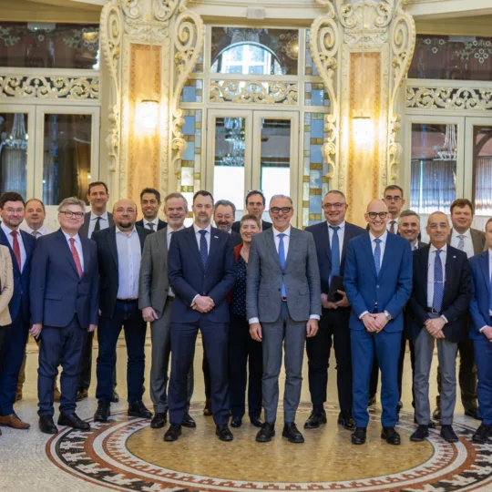 Une photo de groupe dans une grande salle.