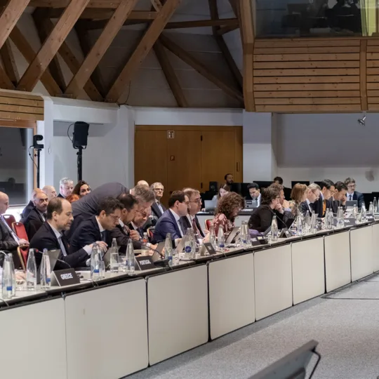 Une grande salle de réunion bondée.