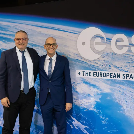 Le président du Conseil et son successeur posent devant une bannière de l'ESA.