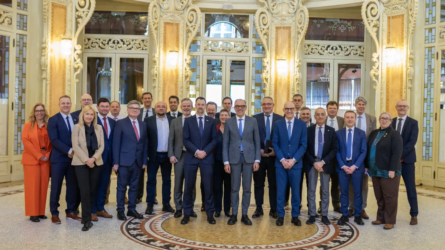 Ein Gruppenbild in einem grossen Saal.