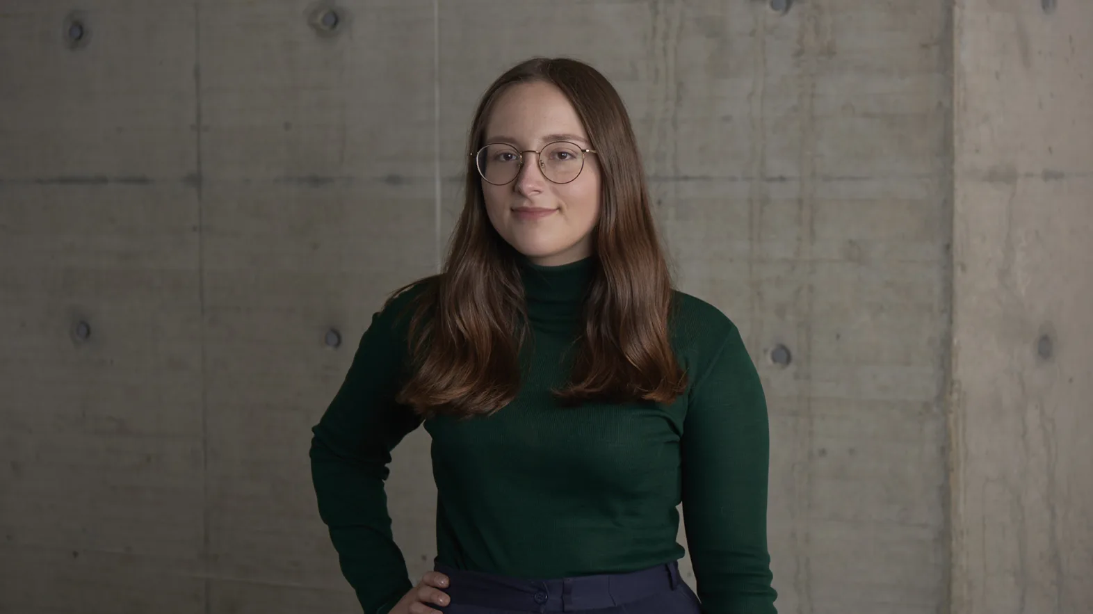 Porträt einer jungen Frau mit Brille.