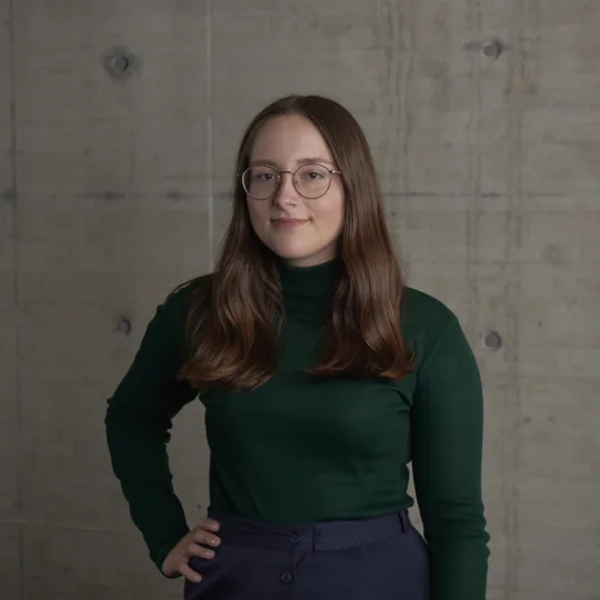 Porträt einer jungen Frau mit Brille.