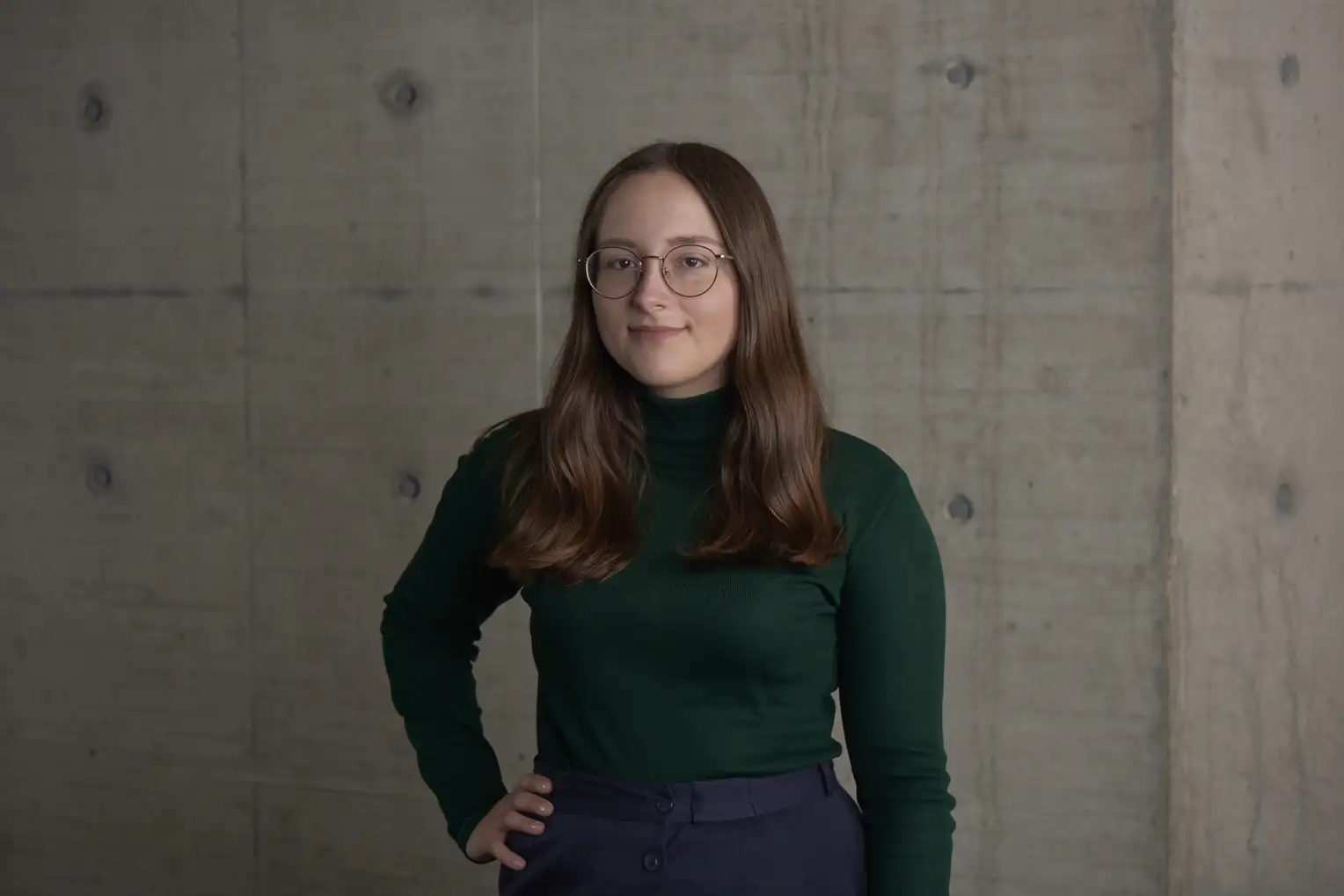 Porträt einer jungen Frau mit Brille.