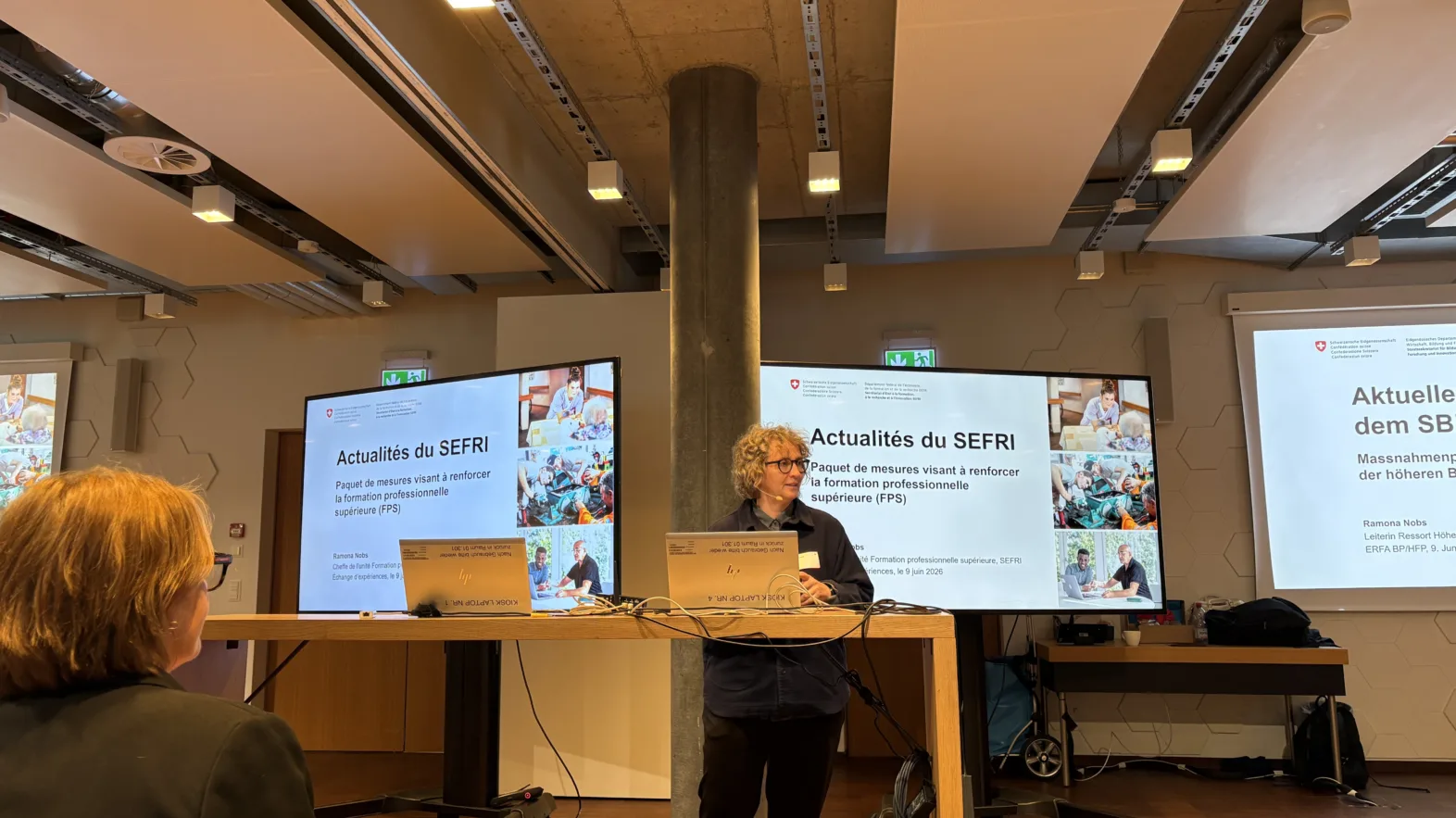 Une femme fait une présentation.