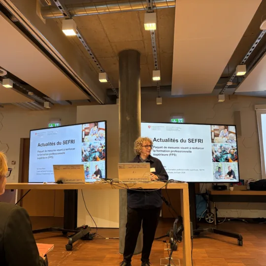 Une femme fait une présentation.