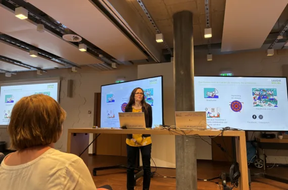 Une femme fait une présentation.