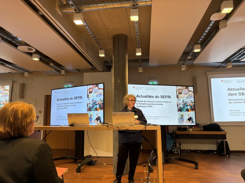Eine Frau hält eine Präsentation.